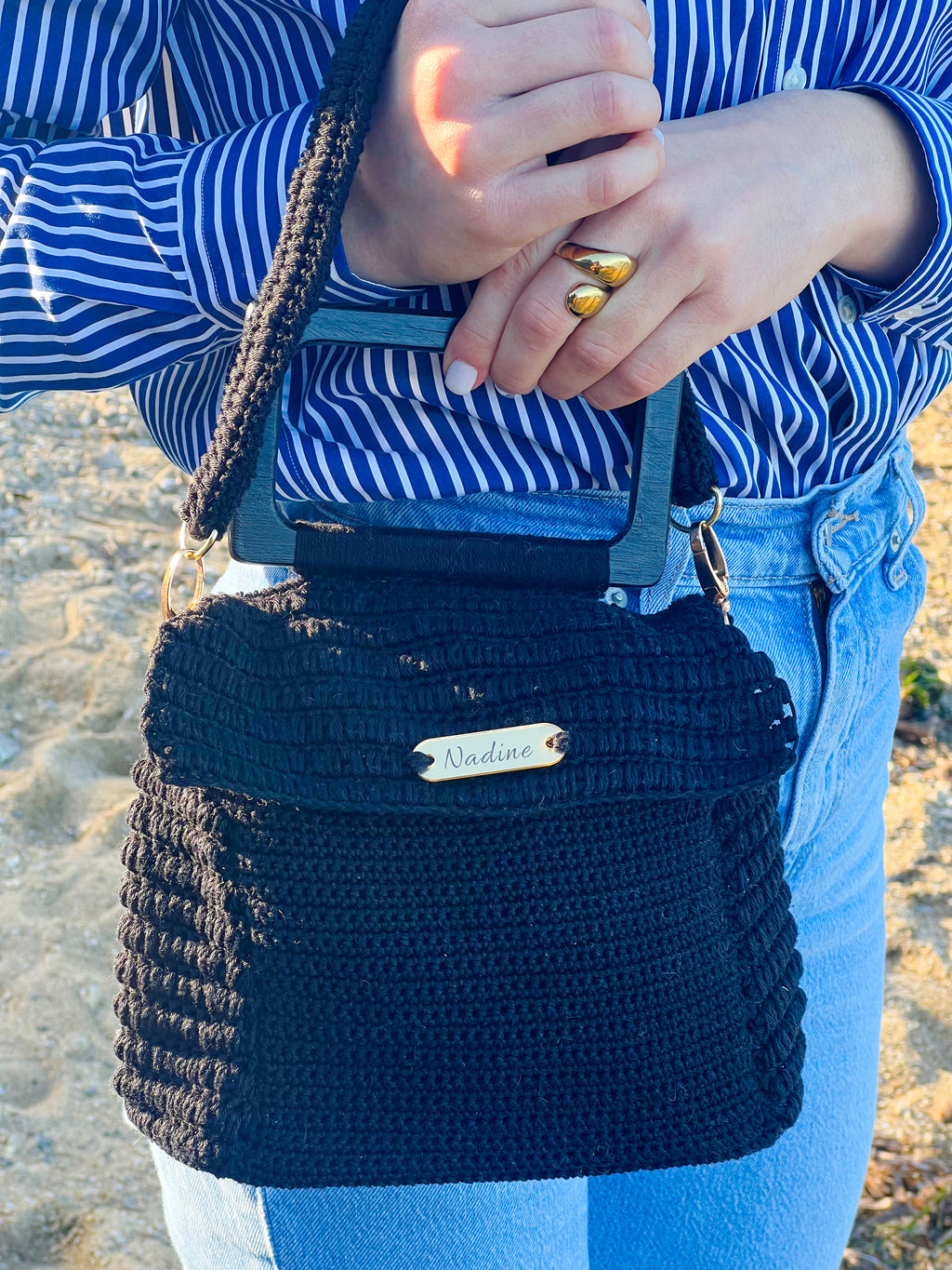 Sac noir avec poignée rigide