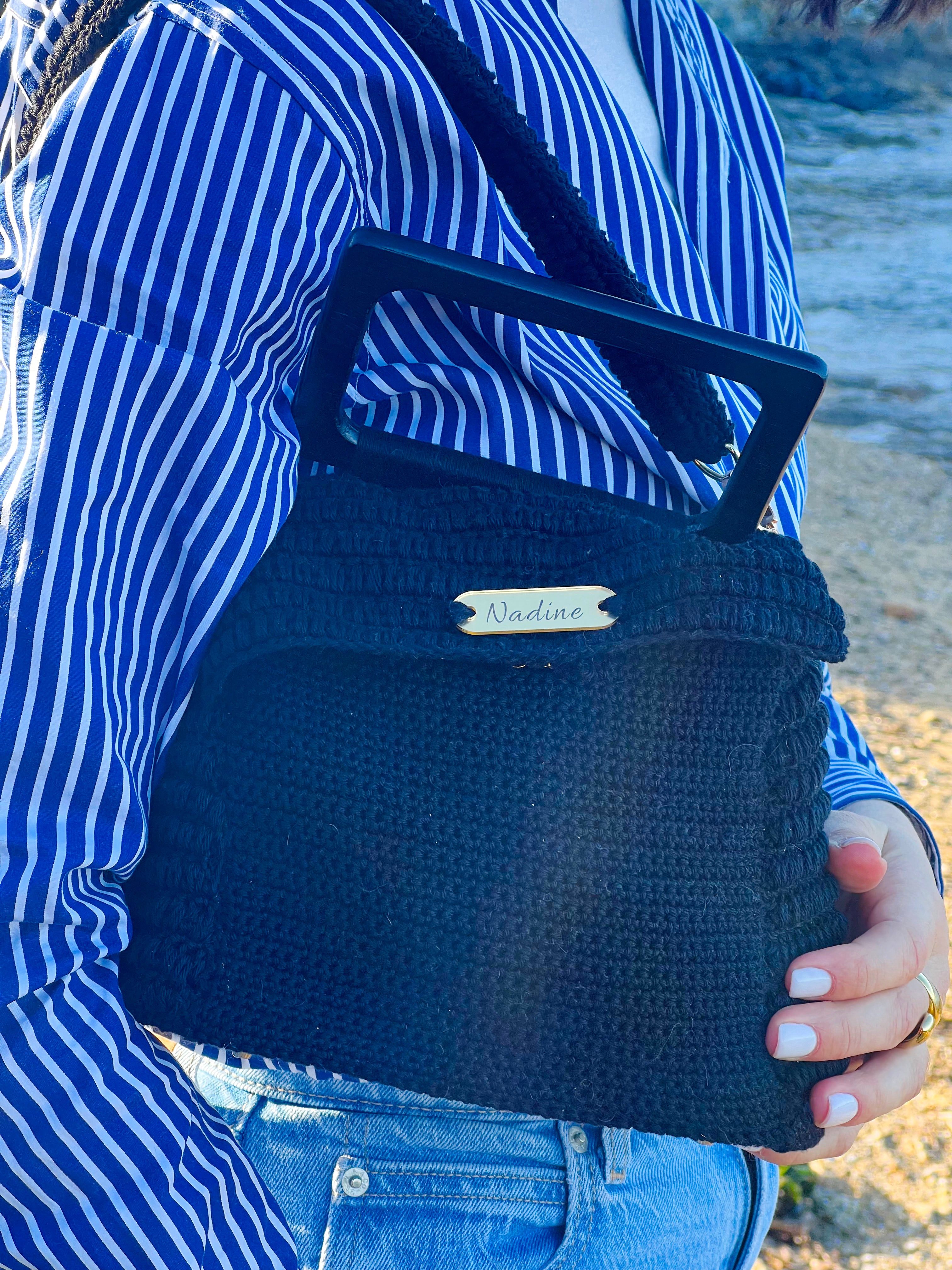 Sac noir avec poignée rigide