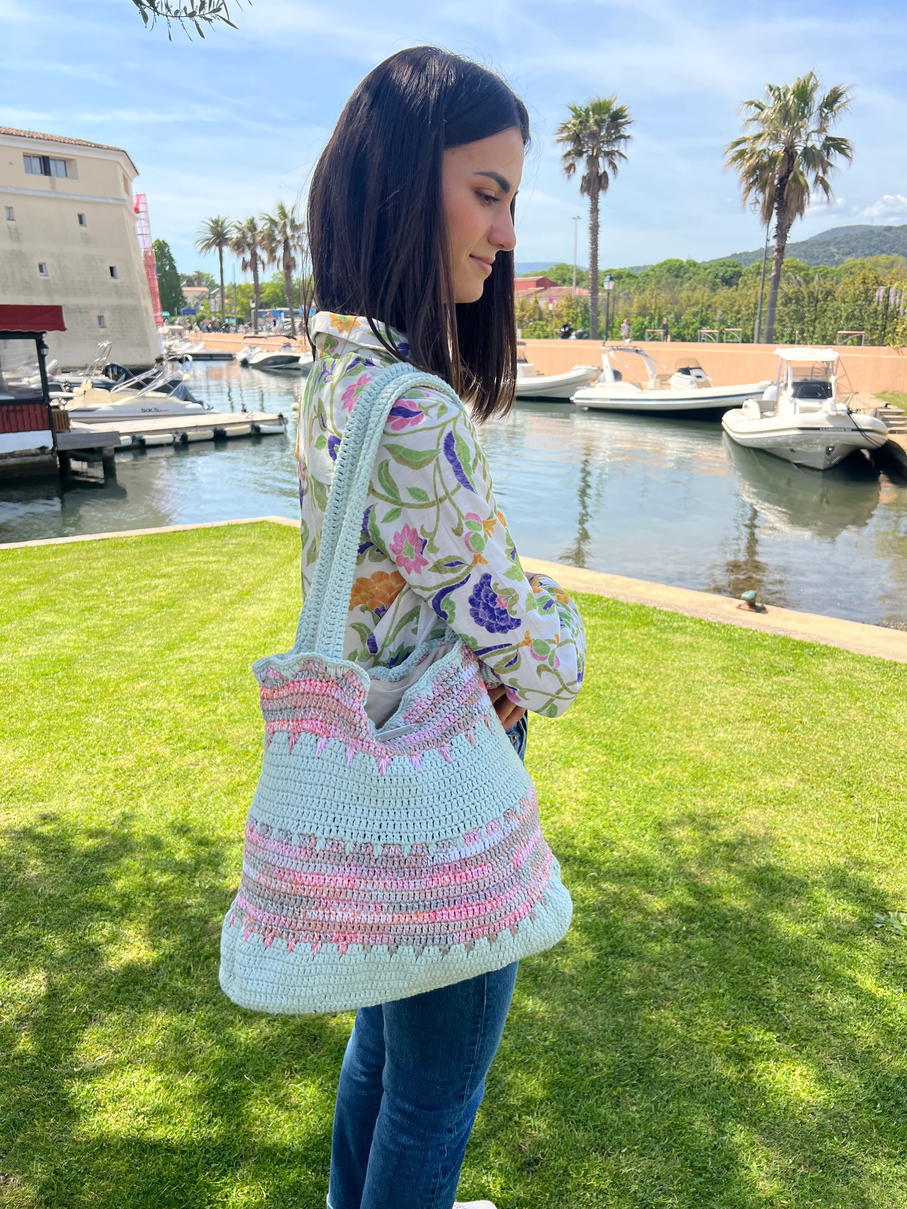 Grand sac de plage en crochet bleu ciel